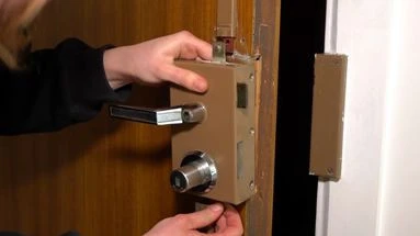 Changement de serrure, plomberie : les astuces pour éviter les arnaques en cas de dépannage d'urgence
