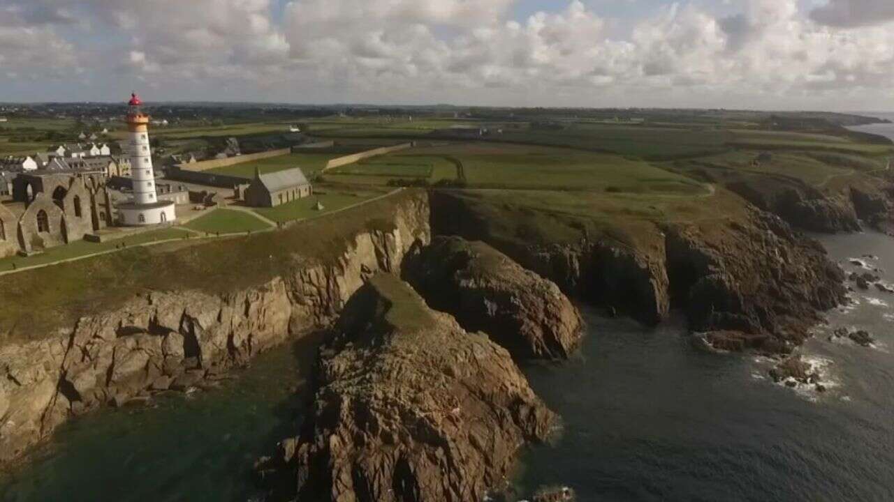 VU DU CIEL - Voyage : embarquez en avion au-dessus des falaises escarpées du Finistère