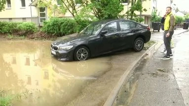 VIDÉO - Intempéries en Allemagne : voitures emportées, torrents de boue... les images spectaculaires des inondations