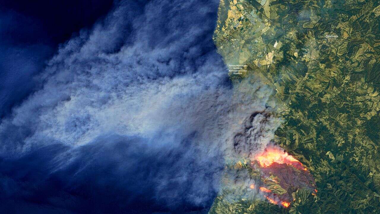 PHOTO - L'incendie qui ravage le Portugal visible depuis l'espace