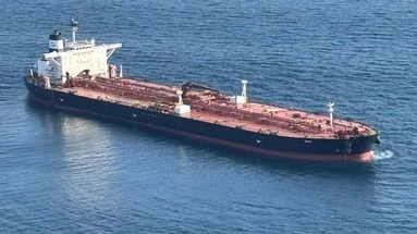 EXCLUSIF TF1/LCI - Flotte fantôme russe : nos images du pétrolier immobilisé au large de Saint-Nazaire