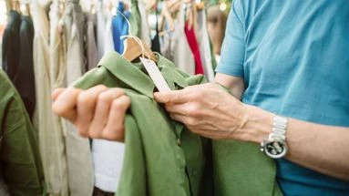 L’Ecobalyse arrive pour les vêtements le 1er octobre : comment fonctionne ce nutri-score version mode ?