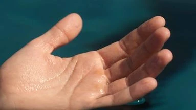 Immersion prolongée : si nos mains se fripent dans l'eau, ce n'est pas sans raison