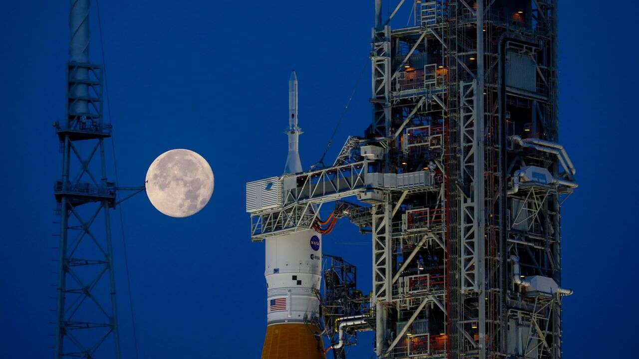 Mission Artémis 1 : pourquoi la méga-fusée de la Nasa ne peut-elle décoller qu'à une date précise ?