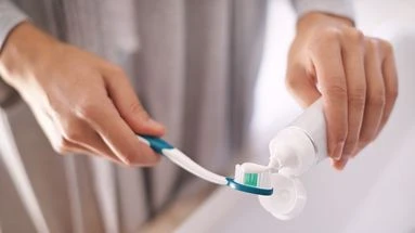 Elle abrite entre un et douze millions de bactéries : nos astuces pour bien nettoyer votre brosse à dents