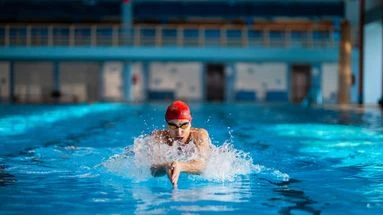 Savez-vous vraiment bien nager ? Tout savoir pour maîtriser la brasse coulée