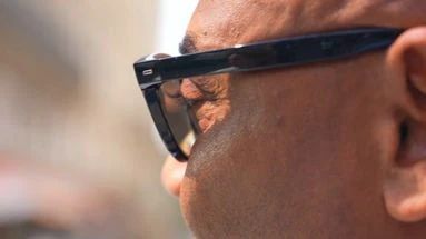Caméras, prothèses auditives, parfum, verres teintées modifiables... découvrez les nouvelles fonctions des lunettes de demain