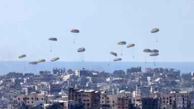 Largage d'aide humanitaire à Gaza : pourquoi la méthode ne fait pas l'unanimité