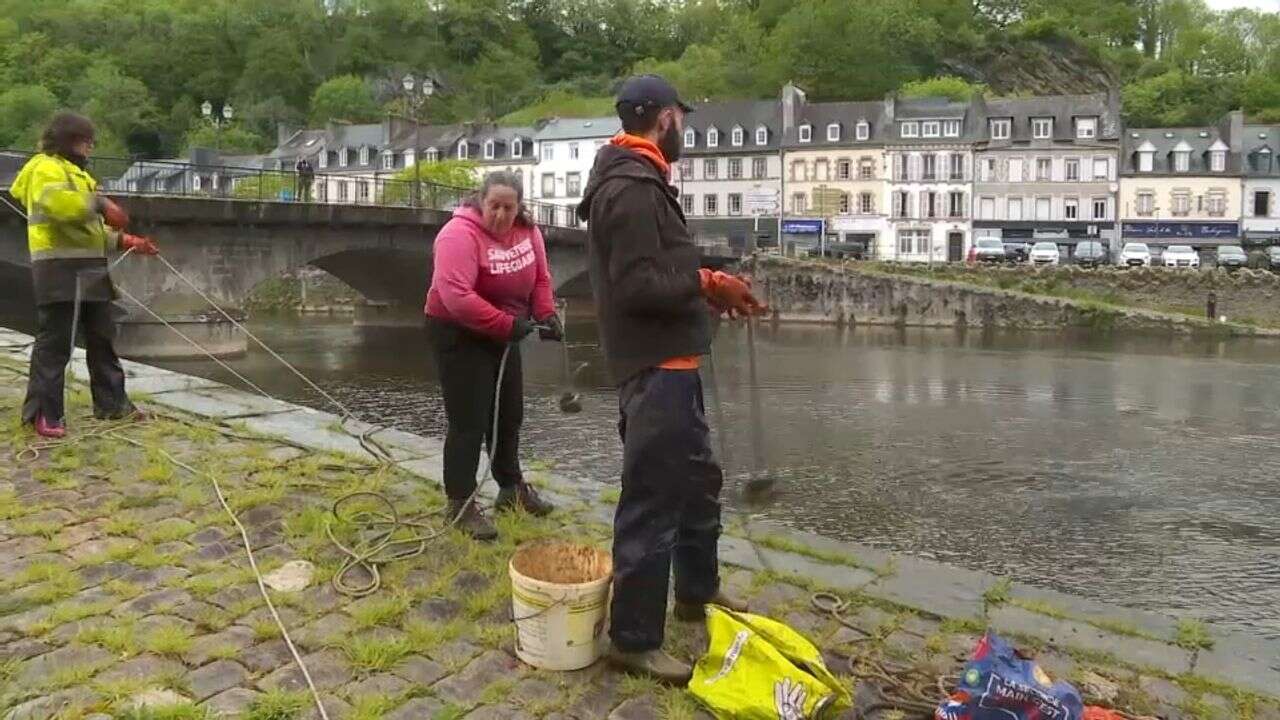 VIDÉO - Ils dépolluent en s'amusant : les accros de la pêche à l'aimant