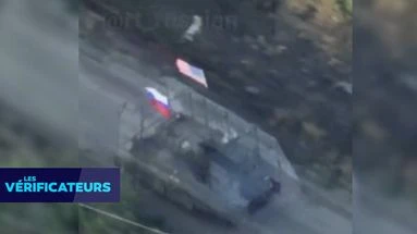 VÉRIF' - Que sait-on de cette vidéo d'un tank russe arborant un drapeau américain et attaquant une position ukrainienne ?