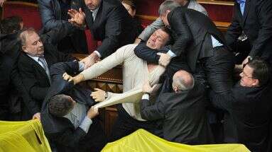 Que sait-on de ces images montrant une violente bagarre entre députés ukrainiens au Parlement ?