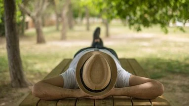 Pourquoi bronze-t-on même à l'ombre ? Les explications d'une pharmacienne