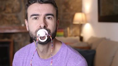 Tétines pour adulte : le petit objet réservé aux bébés devient un pansement émotionnel à la mode