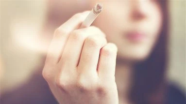 Tabagisme : fumer reste socialement acceptable pour une partie des jeunes, selon une étude