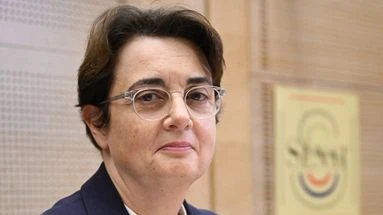 La présidente du Louvre se défend et dit 