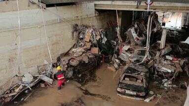 Parkings souterrains, tunnels : la lente inspection des milliers de véhicules emportés par les crues en Espagne