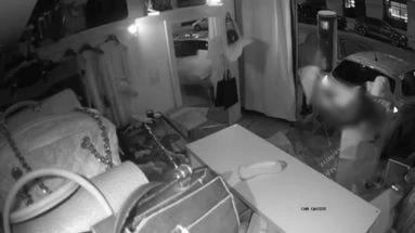 Paris : les images du braquage à la voiture-bélier qui a visé une boutique de luxe à deux pas des Champs-Élysées