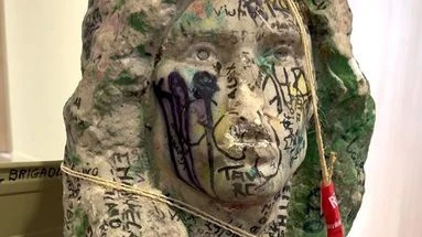 Un buste de Jim Morrison, volé sur sa tombe du Père-Lachaise en 1988, vient d'être retrouvé par hasard
