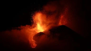 Italie : les images spectaculaires d'une nouvelle éruption de l'Etna, volcan le plus actif d'Europe