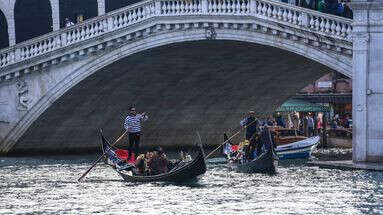 Examen sévère, code vestimentaire à respecter... Devenir gondolier à Venise, c'est tout un métier !