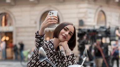 Emmanuel Macron donne rendez-vous à Lily Collins 