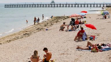 Elle s'étouffe en mangeant une crêpe sur une plage normande, un gendarme vient à son secours