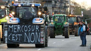 Des agriculteurs en route pour tenter de bloquer la frontière franco-espagnole