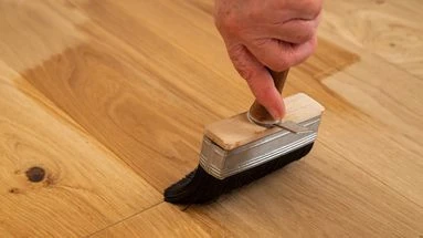 Massif, ciré ou verni... les astuces pour prendre soin de parquet en bois