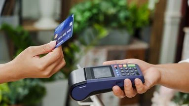 Un commerçant a-t-il le droit de refuser le paiement en trois fois sans frais ? Le 13H à vos côtés