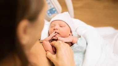 Pourquoi faut-il éviter d'embrasser un nouveau-né sur le visage ?