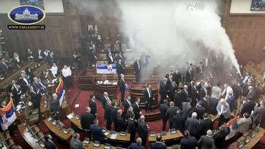 VIDÉO - Serbie : une session du Parlement perturbée avec des fumigènes