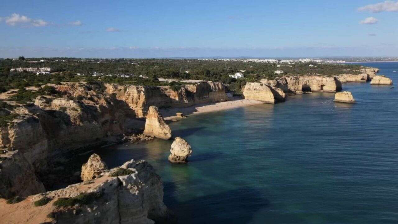 VIDÉO - Au Portugal, la magie des plages cachées de l'Algarve