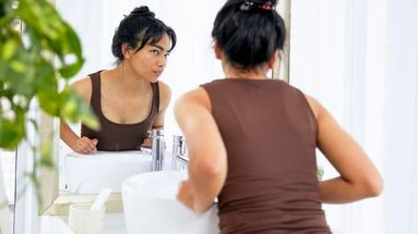 Bronzage, chaleur, transpiration : comment porter la frange en été sans mauvaises surprises ?