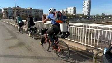 Inondations en Espagne : pour ravitailler les sinistrés, ces cyclistes organisent une noria à bicyclette