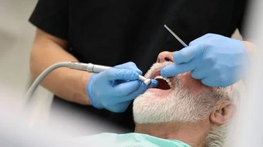 Santé : peut-on attraper une carie en embrassant quelqu'un ou en buvant dans le même verre ?