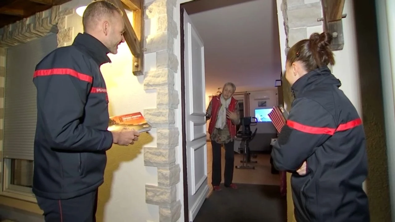 Calendrier des pompiers : en Gironde, l'émouvant porte-à-porte des héros de l'été