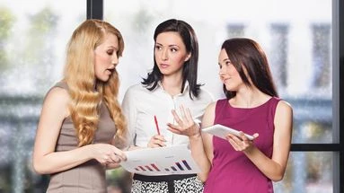Blagues déplacées, moqueries répétées, manipulation dissimulée sous l'humour… comment reconnaître un ami narcissique avant qu'il ne nuise à votre santé mentale
