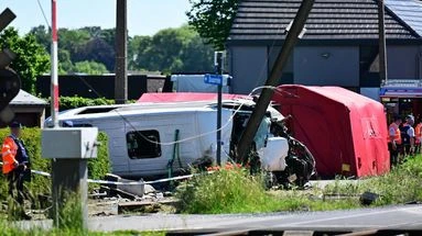 Un car scolaire et un train entrent en collision en Belgique, plusieurs victimes