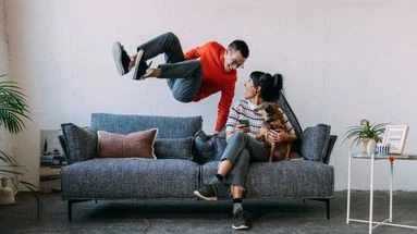 Blagues, plaisanteries, calembours… Et si en abuser révélait un trouble neurologique ?