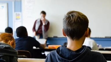 Santé mentale, résultats scolaires... Faut-il retarder le début des cours au collège et au lycée ?