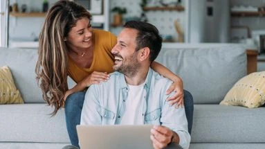 Hypogamie : qu'est-ce que cette nouvelle tendance de couple que l'on observe chez les femmes ?