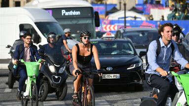 Cycliste tué à Paris : la cohabitation entre vélos et voitures en ville, une 