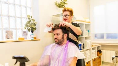 Le postiche : sur les réseaux sociaux, le retour en grâce de la perruque chez les hommes