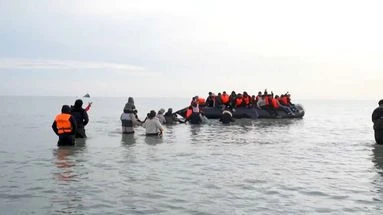 Photos de policiers français observant le départ de migrants vers l'Angleterre : pourquoi ne sont-ils pas intervenus ?