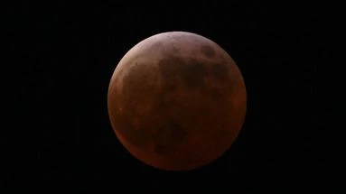 EN IMAGES - L'éclipse totale de Lune, un spectacle teinté de rouge
