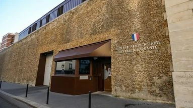 Paris : la prison de la Santé visée par des cocktails Molotov, 2 jeunes interpellés