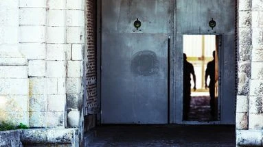 Attaques de prisons : comment le principal commanditaire aurait tout téléguidé depuis sa cellule