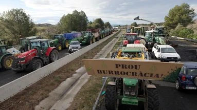 Crise agricole : les exploitants espagnols bloquent l'autoroute vers la France