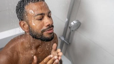 Quel est le meilleur moment pour prendre sa douche selon une microbiologiste ?