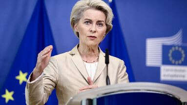 Médecin de formation, Ursula von der Leyen porte secours à un passager dans un avion